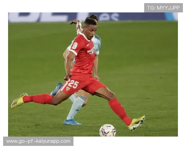 塞维利亚队员费尔南多贡献一脚精妙远射：足球场上的闪光时刻